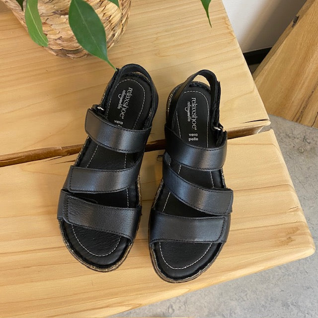 Svart skinnsandal med fyra justerbara remmar från Relaxshoe