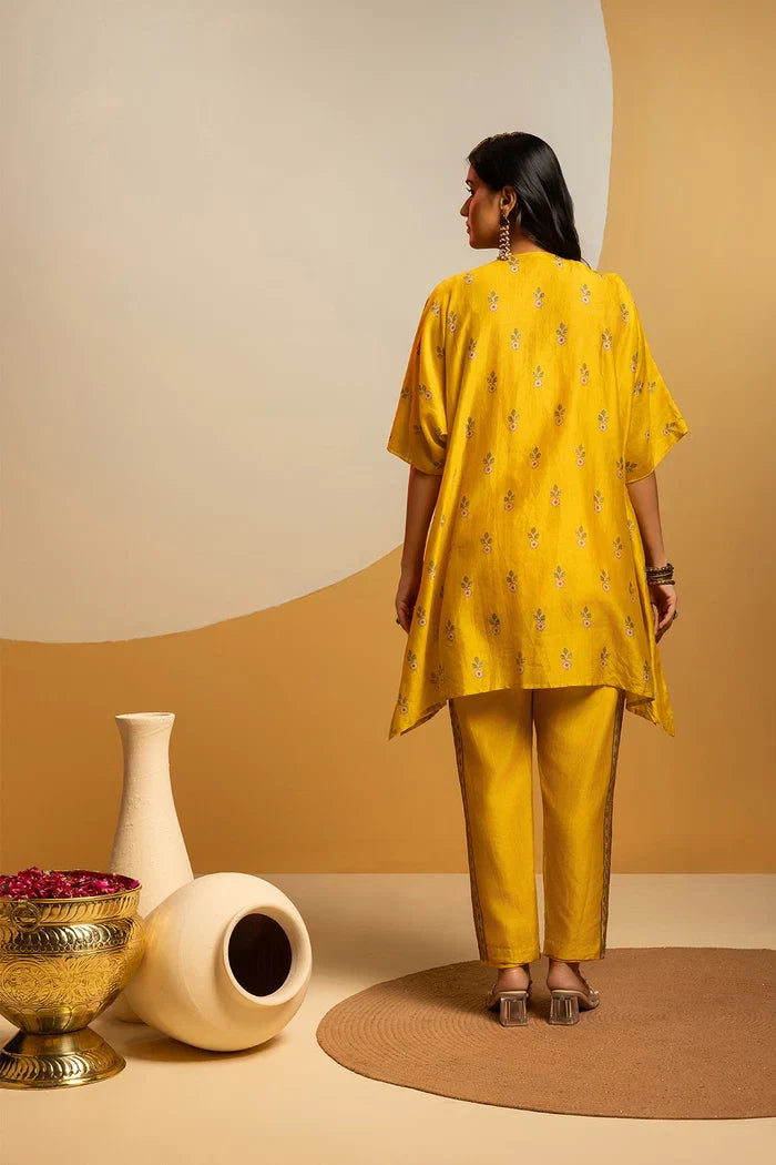 Elegant V-neck kurta for women