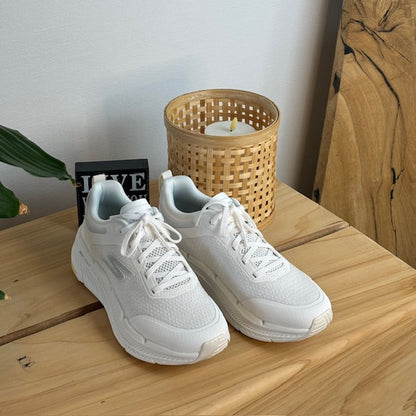 Andningsbar vit MaxCushioning-sko från Skechers
