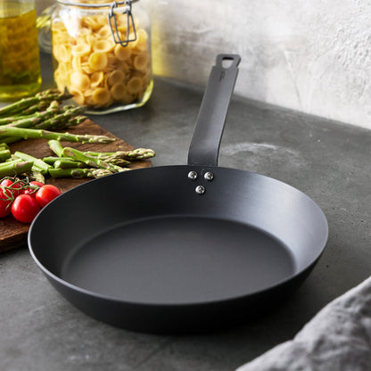 Pre-seasoned carbon steel frypan