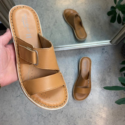 Brun skinn slip-on med justerbar rem från Relaxshoe
