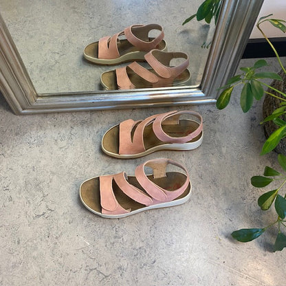 Elegant rosa skinnsandal med justerbara remmar