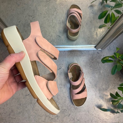 Elegant rosa skinnsandal med justerbara remmar