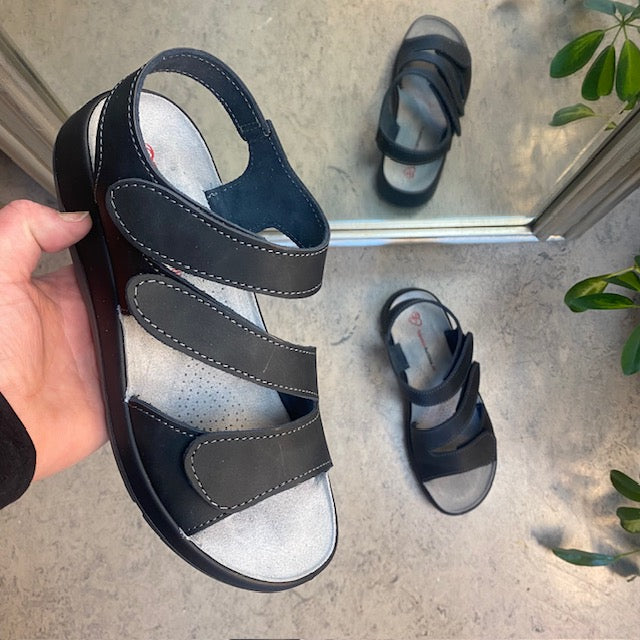 Elegant svart skinnsandal med justerbara remmar