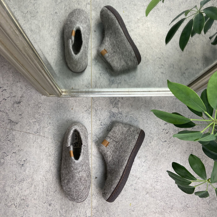 Höga ljusgrå ulltofflor med halkskyddsulor från Green Comfort