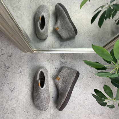 Höga ljusgrå ulltofflor med halkskyddsulor från Green Comfort