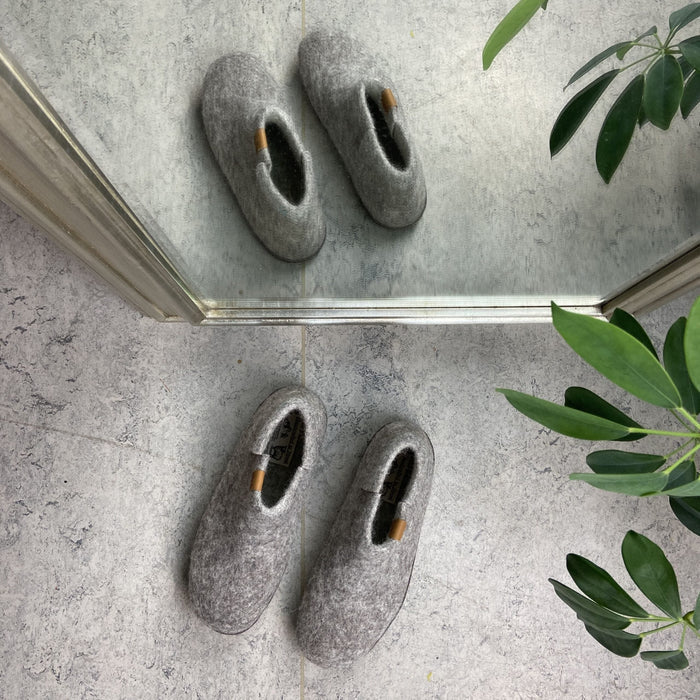 Höga ljusgrå ulltofflor med halkskyddsulor från Green Comfort