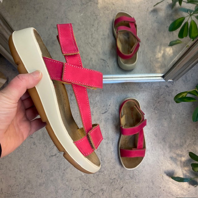 Rosa skinnsandal med tre justerbara remmar och hålfotsstöd