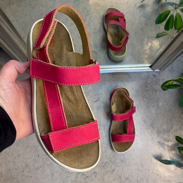 Rosa skinnsandal med tre justerbara remmar och hålfotsstöd