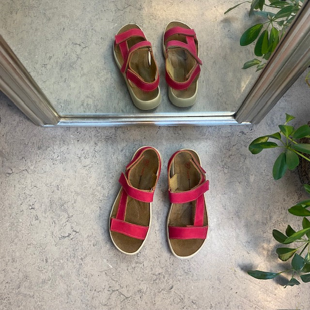 Rosa skinnsandal med tre justerbara remmar och hålfotsstöd
