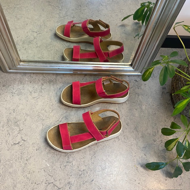 Rosa skinnsandal med tre justerbara remmar och hålfotsstöd