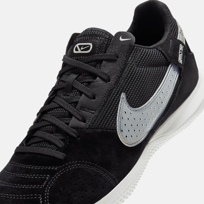 Up close, front view of the Nike Streetgato Indoor Soccer Shoes.