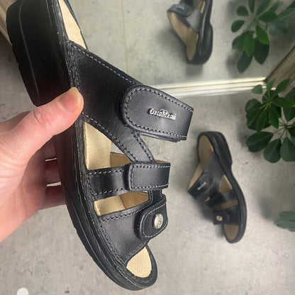 Svart läderslip-on för knölar