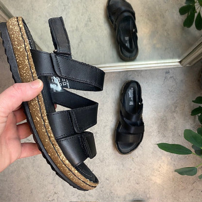 Svart skinnsandal med fyra justerbara remmar från Relaxshoe
