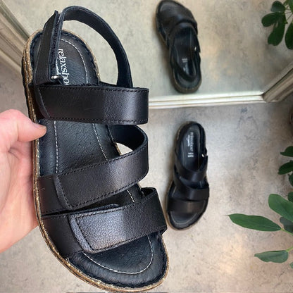 Svart skinnsandal med fyra justerbara remmar från Relaxshoe