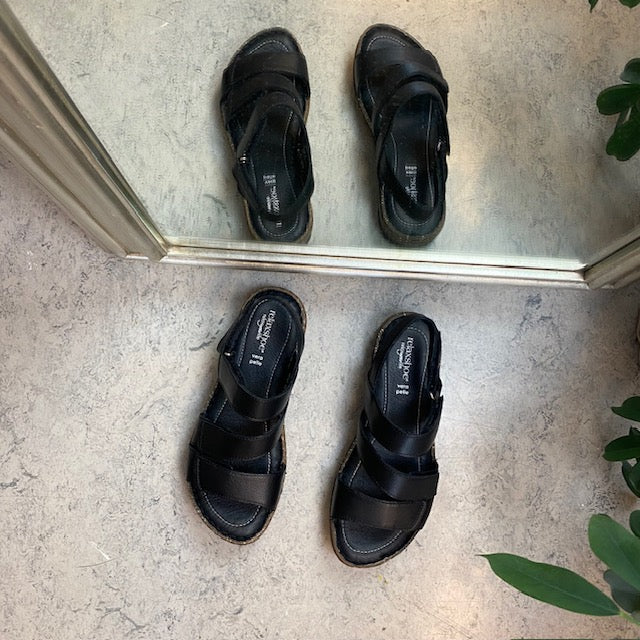 Svart skinnsandal med fyra justerbara remmar från Relaxshoe