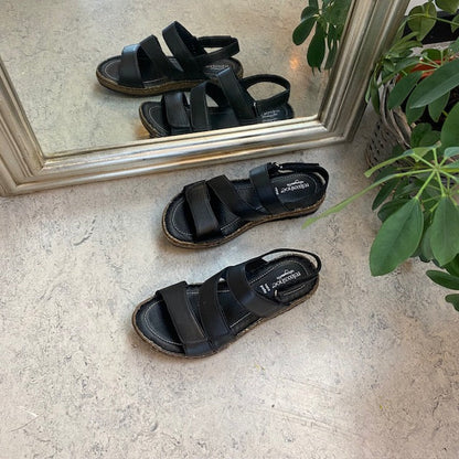 Svart skinnsandal med fyra justerbara remmar från Relaxshoe
