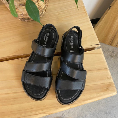 Svart skinnsandal med fyra justerbara remmar från Relaxshoe