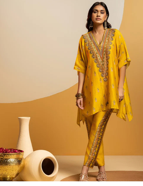 Taarani V-Neck Kurta Set